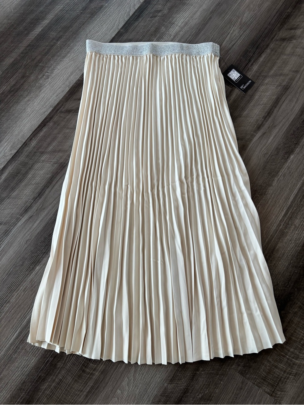 New 89th & Madison Cream Pleated Midi Skirt with Silver Metallic Waistband
